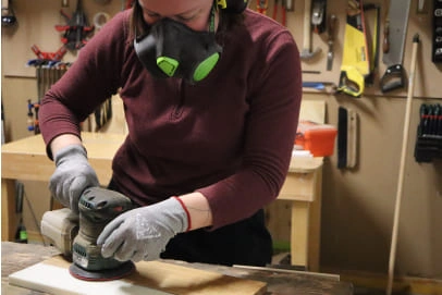 artisan ebeniste ponçage plateau bois résine elementti